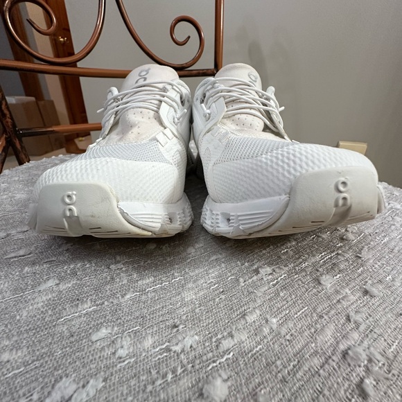 On Running White Sneakers Cloud 6 size 6.5 - Picture 9 of 12